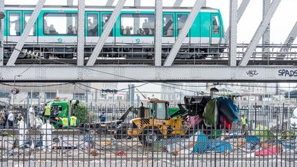 &nbsp; (Plus de 300 migrants campaient sous ce pont du métro parisien depuis plusieurs mois © maxppp)