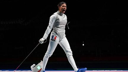 Ysaora Thibus après avoir remporté le dernier relais face à&nbsp;Arianna Errigo, en demi-finale de l'épreuve de fleuret par équipe, le 29 juillet 2021. (FABRICE COFFRINI / AFP)