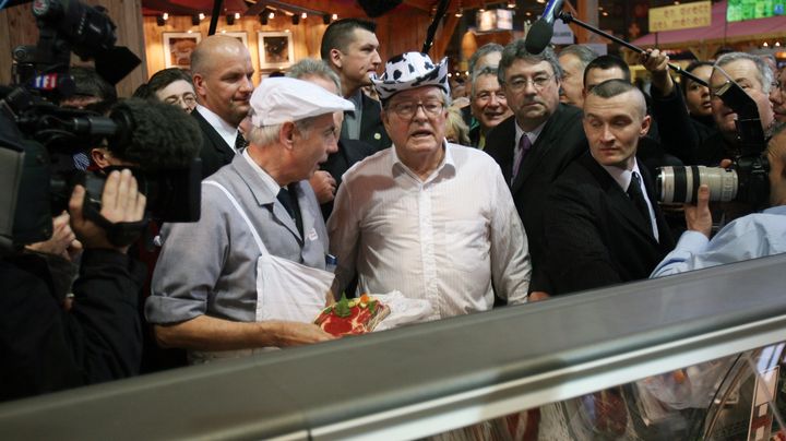 Jean-Marie Le Pen, alors&nbsp;pr&eacute;sident du Front national, &agrave; un stand charcuterie du Salon de l'agriculture, &agrave; Paris, le 25 f&eacute;vrier 2006. (MAXPPP)