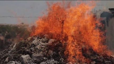 Incendies en Grèce : les habitants fuient face aux feux (France 2)