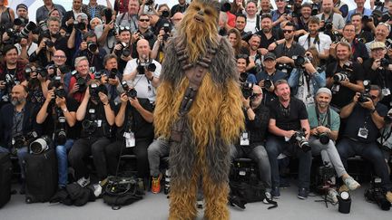 La barbe de trois jours revient à la mode pour cet invité surprise qui a visiblement boudé le "dresscode" très formel du Festival de Cannes.
 (LOIC VENANCE / AFP)