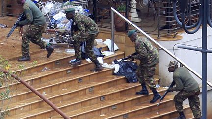 Les forces k&eacute;nyanes en position &agrave; l'ext&eacute;rieur du Westgate, mardi 24 septembre 2013 (NOOR KHAMIS / REUTERS )