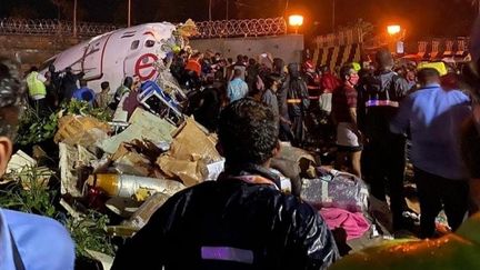 Une équipe de secours prend en charge les blessés, à l'aéroport de Calicut, le 7 août 2020. (STRINGER / ANADOLU AGENCY)