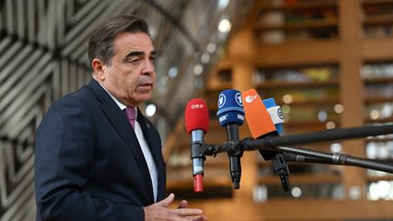 Le commissaire européen en charge du "mode de vie européen" Margaritis Schinas, au Conseil à Bruxelles (Belgique), le 28 septembre 2023. (JOHN THYS / AFP)