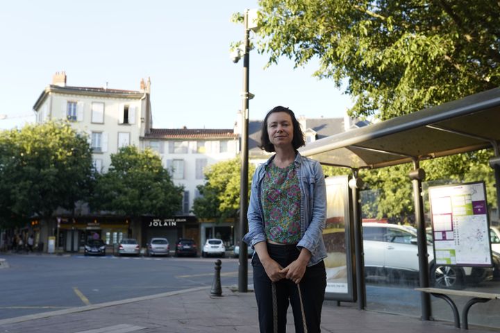 Camille Valabrègue, 34 ans, devant la caméra qui a servi à la verbaliser lors d'une manifestation à Millau&nbsp;organisée le 12 mai 2020. (PIERRE-LOUIS CARON / FRANCEINFO)