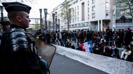 Un policier face à des manifestants protestant contre&nbsp;la mort d'un ressortissant chinois, tué par un policier à Paris, le 28 mars 2017. (GEOFFROY VAN DER HASSELT / AFP)