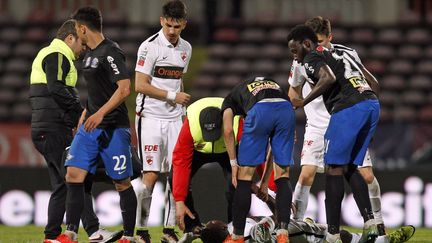 Patrick Ekeng victime d'un malaise qui lui coûtera la vie malgré l'intervention des soigneurs (STRINGER / AFP)