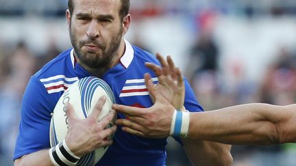 Fr&eacute;d&eacute;ric Michalak est plaqu&eacute; par un d&eacute;fenseur italien, lors du match Italie-France, le 3 f&eacute;vrier 2013 &agrave; Rome.&nbsp; (STEFANO RELLANDINI / REUTERS)