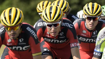 L'Am&eacute;ricain&nbsp;Tejay Van Garderen &agrave; la t&ecirc;te de son &eacute;quipe BMC, le 9 juillet 2015 sur le Tour de France. (LIONEL BONAVENTURE / AFP)