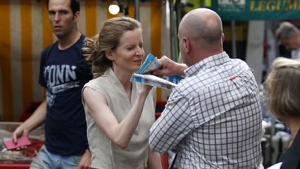 La candidate LR, Nathalie Kosciusko-Morizet, agressée par un homme qui a pris la fuite, dans le 5e arrondissement de Paris, le 15 juin 2017. (GEOFFROY VAN DER HASSELT / AFP)