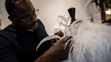 Dans l'atelier de l'artisan plumier Eric Charles-Donatien 
 (Christophe ARCHAMBAULT / AFP)