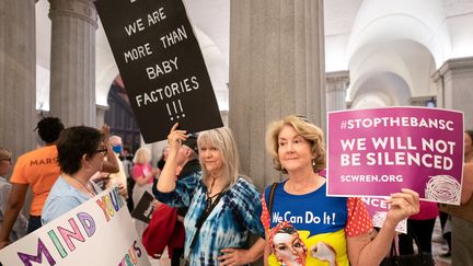 Des militantes pro-avortements sont réunies au Sénat de la Caroline du Sud à Columbia (Etats-Unis), juste avant le vote d'une loi réduisant ce droit, le 23 mai 2023. (SEAN RAYFORD / GETTY IMAGES NORTH AMERICA / AFP)