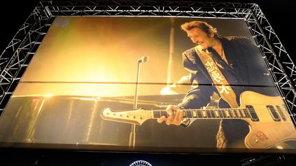 A Nice, les fans rendent hommage à Johnny Hallyday devant un écran géant, le 6/12/2017
 (SEBASTIEN NOGIER/EPA/Newscom/MaxPPP)