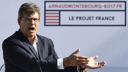 L'ancien ministre de l'Economie&nbsp;Arnaud Montebourg prononce un discours pour annoncer&nbsp;sa candidature à la présidentielle de 2017,&nbsp;lors de la&nbsp;réunion annuelle du Parti socialiste, à&nbsp;Frangy-en-Bresse (Saône-et-Loire),&nbsp;le 21 août&nbsp;2016. (PHILIPPE DESMAZES / AFP)