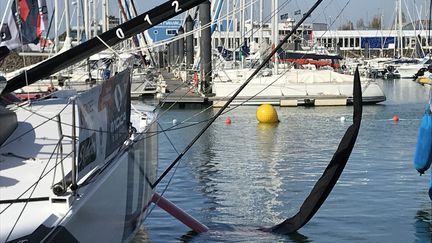 Cette année, 19 bateaux sur 33 sont équipés de foils, ces appendices de carbone qui leur permettent de voler au-dessus de l'eau et donc d'aller plus vite. (JÉRÔME VAL / RADIO FRANCE)