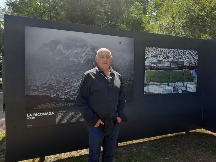 Le photographe Pascal Maître devant une de ses photos de La Rinconada, la ville la plus haute du monde (ANNE CHEPEAU / RADIO FRANCE)