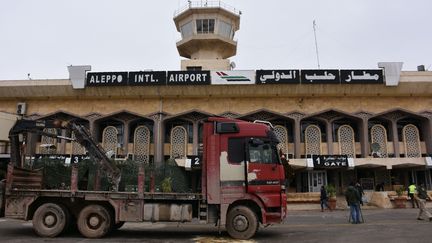 Un camion devant l'aéroport international d'Alep, dans le nord de la Syrie, le 21 décembre 2016. (GEORGE OURFALIAN / AFP)