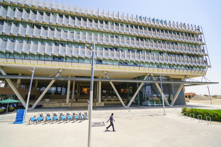 Un immeuble de la Masdar City qui utilise des énergies renouvelables à Abu Dhabi. (FRASER HALL / ROBERT HARDING PREMIUM)