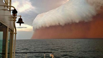 Temp&ecirc;te de sable au large des c&ocirc;tes d'Onslow (Australie), le 9 janvier 2013. (BRETT MARTIN / PERTH WEATHER LIVE / AFP)