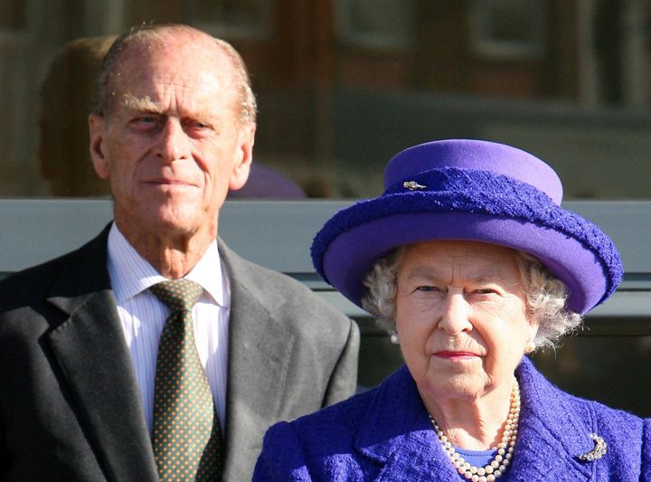 Le prince Philip aux côtés de la reine Elizabeth II le 2 novembre 2007 lors de l'inauguration des studios de Pinewood, près de Londres. (STEVE REIGATE / AFP)