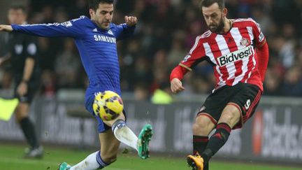 Le milieu offensif de Chelsea Cesc Fabregas, face au joueur de Sunderland, Steve Fletcher (IAN MACNICOL / AFP)