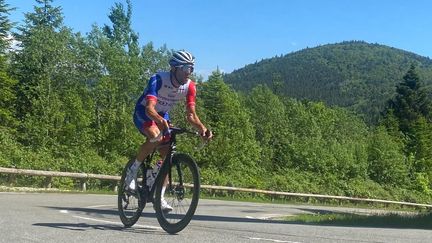 Thibaut Pinot l'avoue : "En Franche-Comté, les entraînements sont parfois difficiles. Mais j'ai besoin aussi de souffrir à l'entraînement (...) pour prendre du plaisir ensuite quand il va faire beau." (FANNY LECHEVESTRIER / RADIO FRANCE)