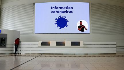 Un écran informe les clients de la galerie commerciale Atlantis sur les mesures à prendre pour se protéger de l'épidémie de coronavirus, le 14 mars 2020. Photo d'illustration. (FRANCK DUBRAY / MAXPPP)