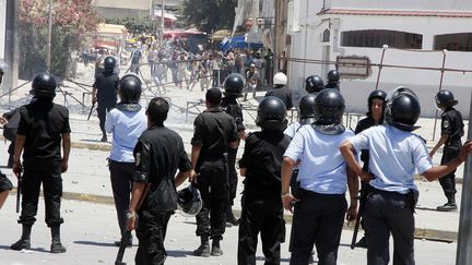 La police tunisienne tente de contenir des &eacute;meutiers, le 12 juin 2012, &agrave; Tunis (Tunisie). (AFP)