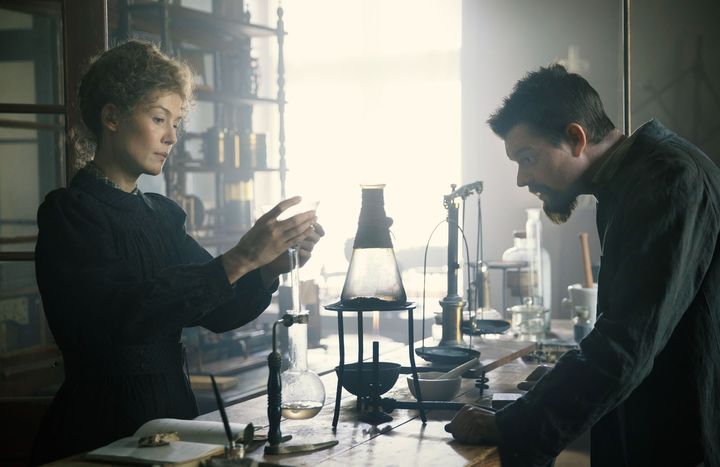 Rosamund Pike et Sam Riley dans "radioactive" de Marjane Satrapi. (Copyright StudioCanal)