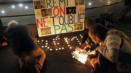 Des passants déposent des bougies à la mémoire de Rémi Fraisse, le 12 novembre 2014 à Paris. (MATTHIEU ALEXANDRE / AFP)