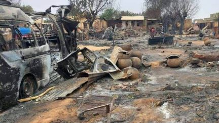 Des ruines et des véhicules carbonisés après une précédente attaque sur un marché de Al-Fasher, au Soudan, le 1er septembre 2023. (AFP)