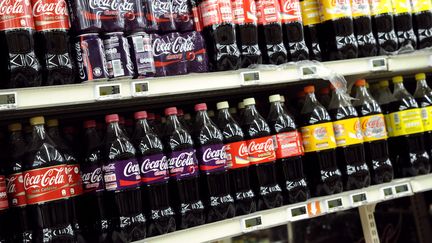 Des bouteilles de diff&eacute;rentes sortes de la marque Coca-Cola, dans un supermarch&eacute; Casino. (BERTRAND GUAY / AFP)