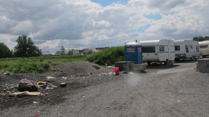 La nouvelle aire d'accueil pour gens du voyage se situera derri&egrave;re les caravanes, photographi&eacute;es ici le 20 mai 2015 &agrave;&nbsp;Wattrelos (Nord).&nbsp; (JULIE RASPLUS / FRANCETV INFO)