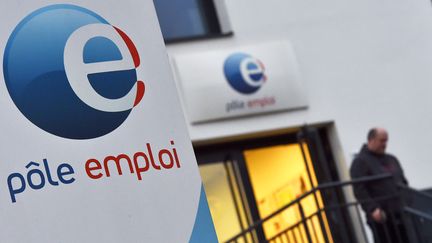 Un homme sort d'un bureau Pôle emploi à Nantes (Loire-Atlantique), le 15 janvier 2018. (LOIC VENANCE / AFP)