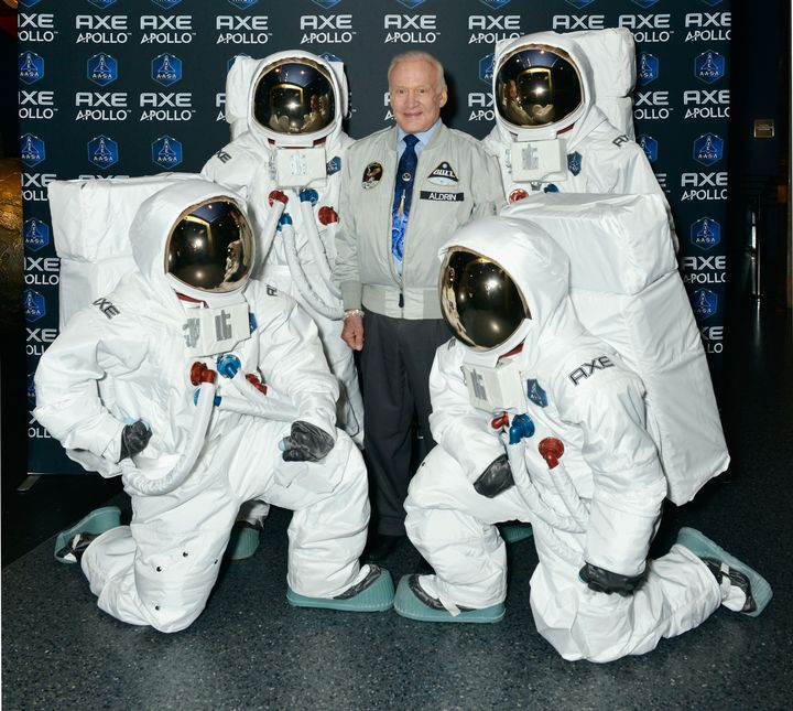 L'astronaute américain Buzz Aldrin annonce l'envoi de 22 personnes dans l'espace à l'occasion du concours Axe Apollo Space Academy, à New York, le 9 janvier 2013.&nbsp; (EUGENE GOLOGURSKY / GETTY IMAGES NORTH AMERICA)