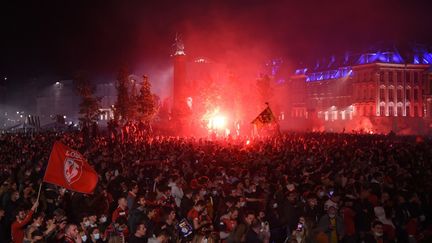 Les supporters du LOSC se sont rassemblés, malgré le couvre-feu, pour célébrer le titre de champion de France obtenu par leur club. (FRANCOIS LO PRESTI / AFP)