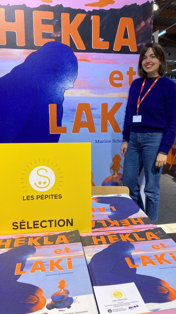 L'autrice jeunesse belge Marine Schneider sur le stand Albin Michel Jeunesse, Pépite d'or 2022 du Salon du livre et de la presse jeunesse - France Télévisions pour son album "Hekla et Laki" (LAURENCE HOUOT / FRANCEINFO CULTURE)