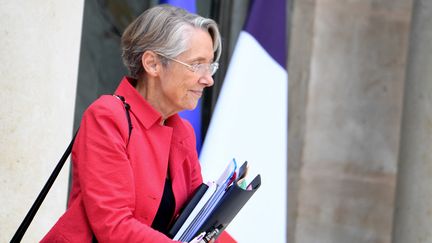 La Première ministre Elisabeth Borne sur le perron de l'Elysée, le 29 juillet 2022. (ALAIN JOCARD / AFP)