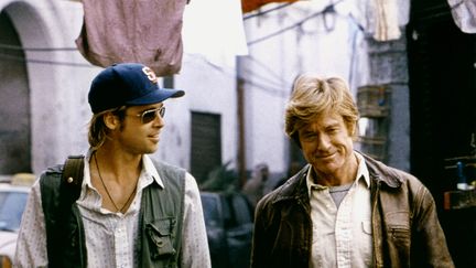 Brad Pitt et Robert Redford sur le tournage de "Spy Game", en 2001.&nbsp; (SCREEN PROD / AFP)