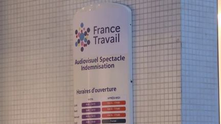 Le déficit public de la France a atteint 5,5% du PIB en 2023, selon l'Insee. Un chiffre au-dessus des 4,9% initialement prévus par l'exécutif, qui doit trouver une vingtaine de milliards d'euros d'économies. (FRANCEINFO)