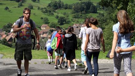 Un animateur et des enfants du centre de vacances PEP La Roche, à Stosswihr (Haut-Rhin), le 12 août 2011. (MAXPPP)