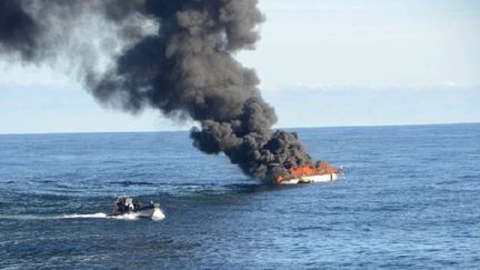 Un patrouilleur de haute mer de la marine nationale a intercept&eacute; un voilier suspect&eacute; de transporter une tr&egrave;s importante quantit&eacute; de drogue, vendredi 28 ao&ucirc;t, dans le golfe de Gascogne. (PRÉFECTURE MARITIME ATLANTIQUE / FRANCETV INFO)