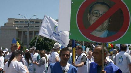 Des manifestants roumains demandent la démission du Premier ministre Victor Ponta, à Bucarest, le 7 juin 2015. (CITIZENSIDE/GABRIEL MIHAI / CITIZENSIDE.COM)