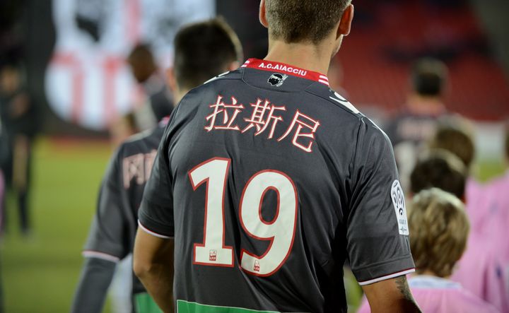 Les joueurs d'Ajaccio portent des maillots floqu&eacute;s en mandarin, &agrave; l'occasion du Nouvel An chinois, le 1er f&eacute;vrier 2014.&nbsp; (JEAN-PIERRE CLATOT / AFP)