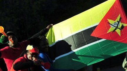 Le drapeau du Mozambique immortalise la Kalachnikov en la faisant figurer sur son drapeau national. Une exclusivité mondiale et une reconnaissance pour l'AK-47 qui symbolise la lutte des Mozambicains pour leur indépendance. Le drapeau reprend aussi les couleurs de leur mouvement révolutionnaire, le Frelimo. (MUSTAFA OZER / AFP)