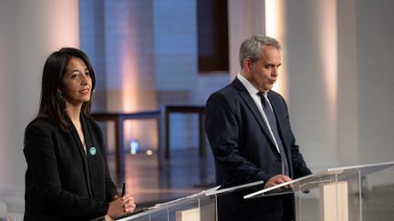 La candidate de gauche&nbsp;Karima Delli et le candidat de droite Xavier Bertrand, le 2 juin 2021, lors d'un débat diffusé par France 3, à Lille. (CELIA CONSOLINI / HANS LUCAS / AFP)