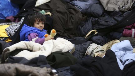 &nbsp; (Enfant réfugié arrivé en train à Dormund en Allemagne © REUTERS/Ina Fassbender)