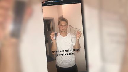 Victor Wegnez et son trophée cassé.&nbsp; (CAPTURE ECRAN INSTAGRAM)