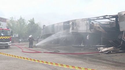 Après une nouvelle journée d’affrontements, les violences ont ciblé des services publics un peu partout dans le pays. Des dizaines de bus ont été incendiés, des centres culturels ou des écoles ont été saccagés et des commissariats et des mairies ont été attaqués. (franceinfo)