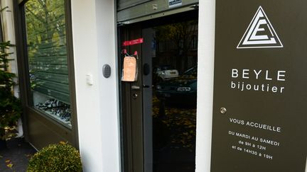 La fa&ccedil;ade de la bijouterie braqu&eacute;e &agrave; S&eacute;zanne (Marne), le 29 novembre 2013. (MAXPPP)